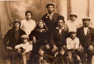 מוזיאון ראשון לציון: משפחת דמארי- שושנה דמארי יושבת למטה מימין. תמונת יח"צ