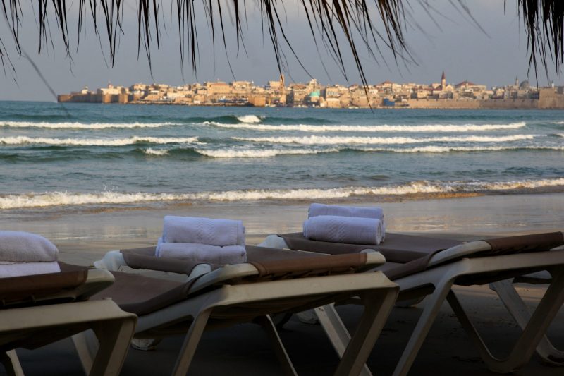מלון חוף התמרים: לטייל לאורך הים הסמוך למלון וליהנות משקיעות מדהימות. התמונה באדיבות מלון חוף התמרים