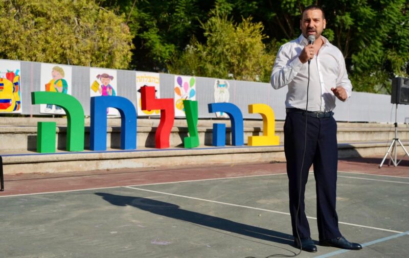 שי קינן בפתיחת שנת הלימודים בבית ספר בן צבי בחולון, צילום דוברות העירייה