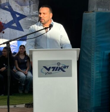 שי קינן בטקס באורט חולון, צילום דוברות העירייה