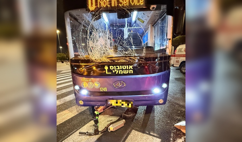 נער בן 15 שרכב על קורקינט חשמלי בחולון נפגע מאוטובוס, צילום מד"א
