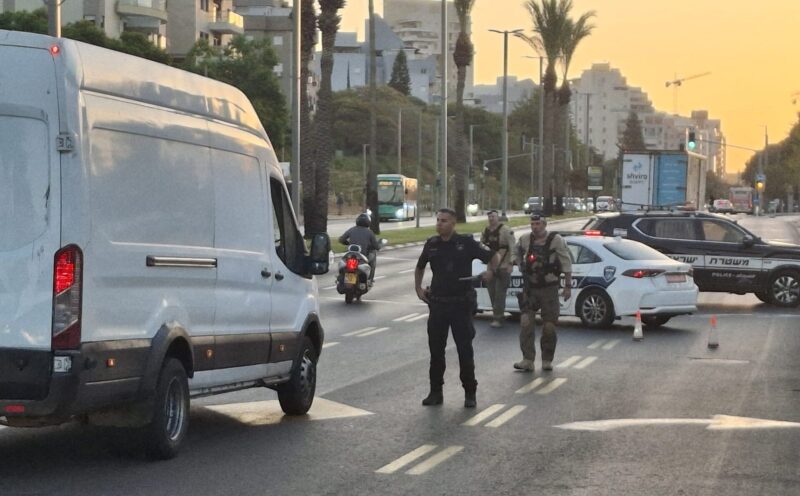 מחסום של המשטרה בכניסה לחולון, פעילות לאיתור שב"חים, צילום משטרת מרחב איילון