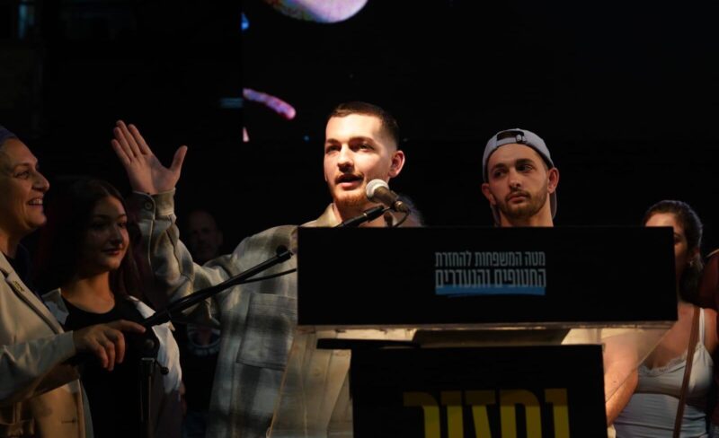 בר קופרשטיין בכיכר החטופים, צילום דנה רעני