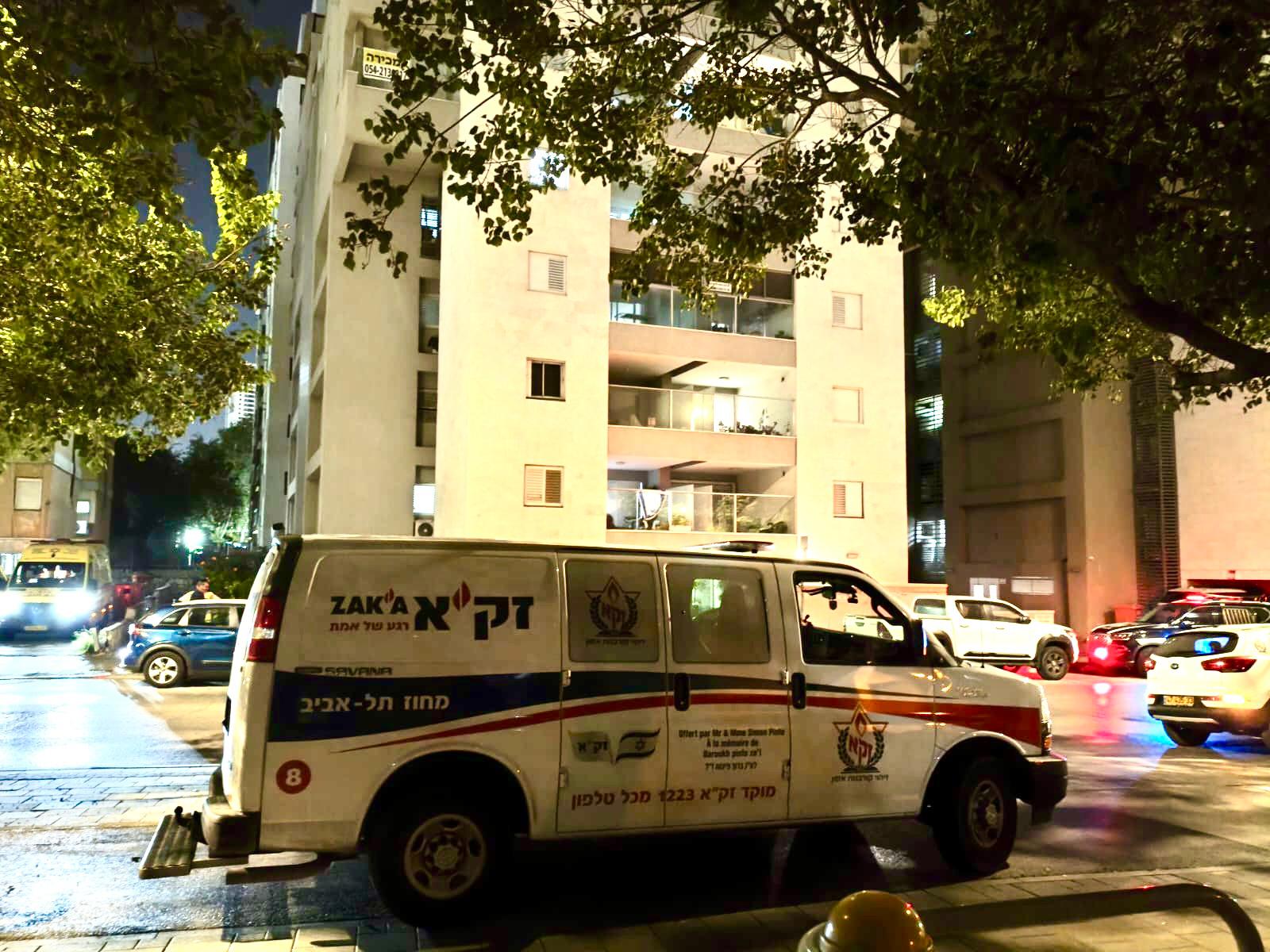 גופת גבר ברחוב הנביאים בבת-ים, צילום זק"א