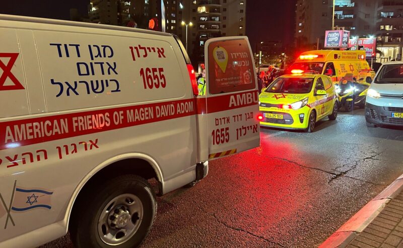 ילד בן 13 נפצע בתאונה בדרך מנחם בגין בחולון, צילום מד"א